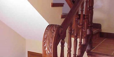 Escalera de la casona con barandilla de madera