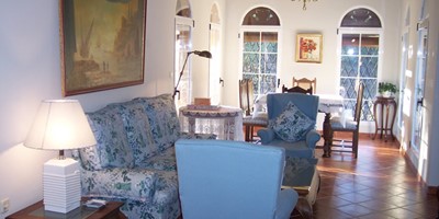 Salón comedor de la casona con sofás azules